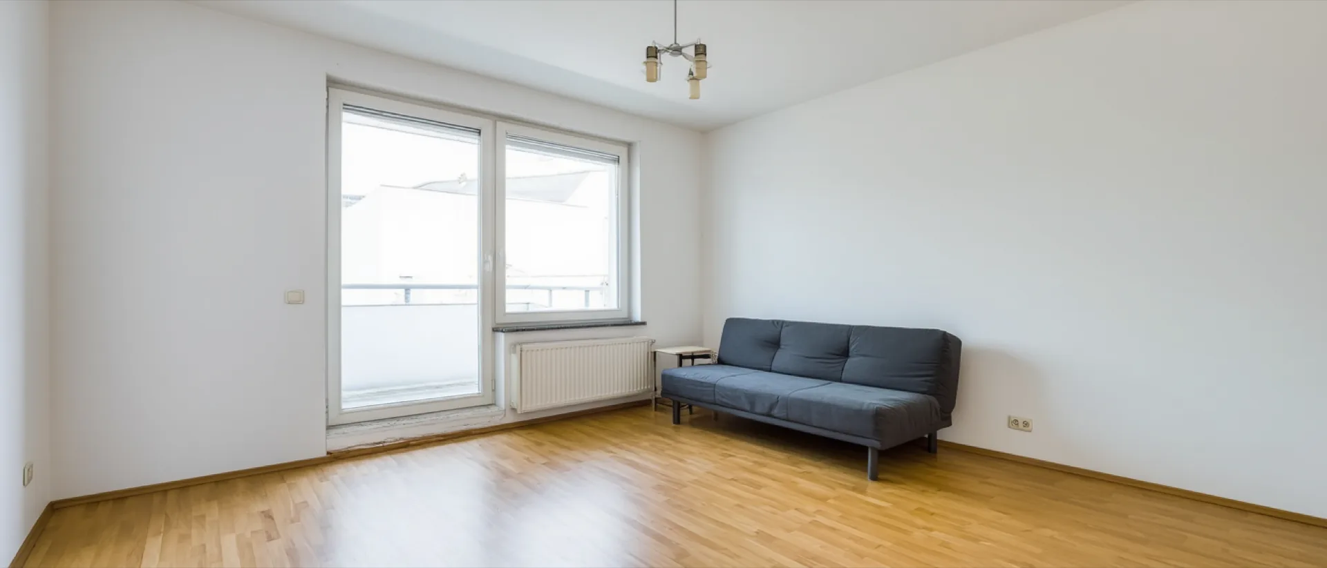 An ordinary, freshly cleaned Neubau flat in Bremen with flat daylight from the window